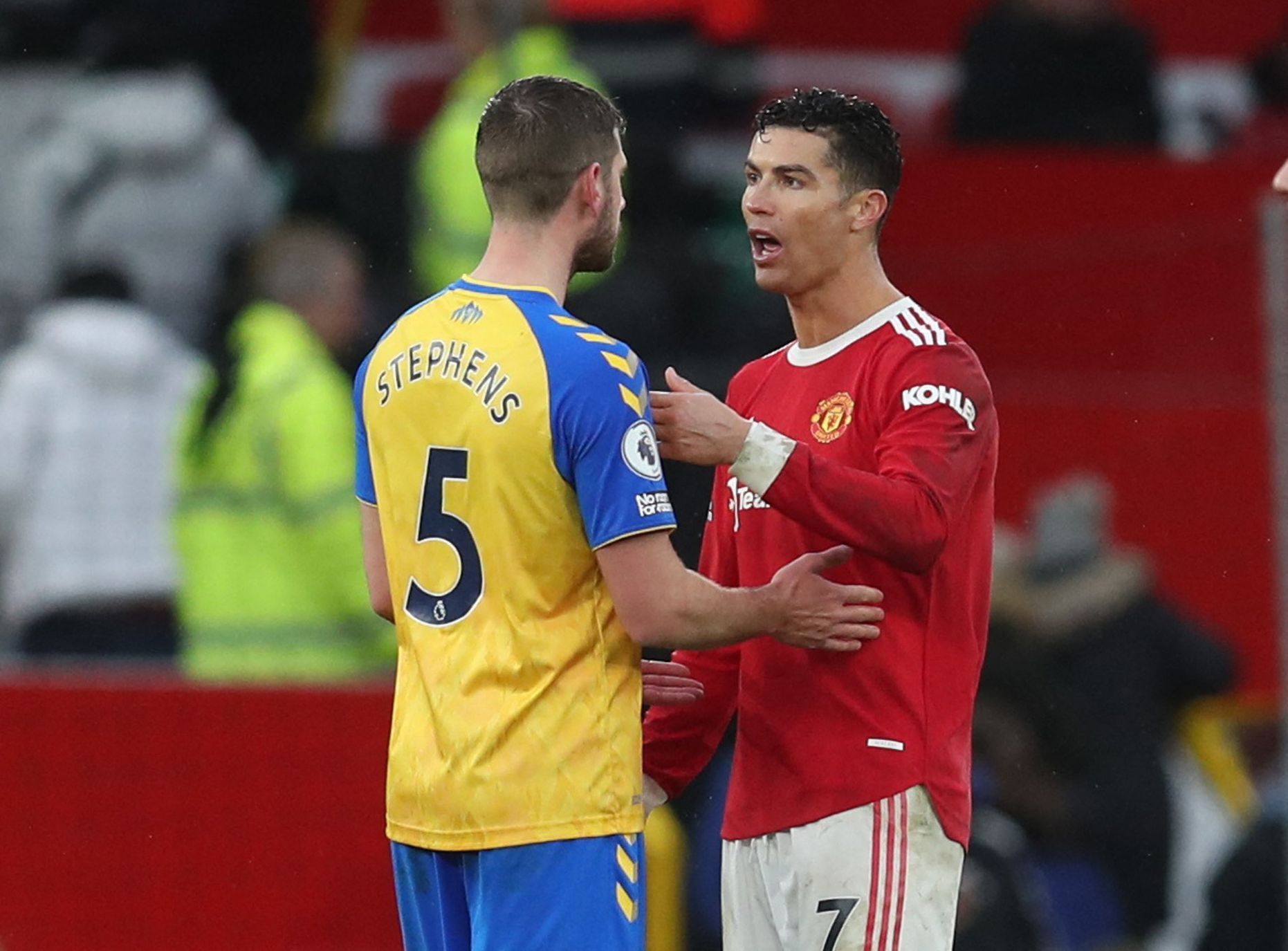 Jack Stephens ze Southamptonu a Cristiano Ronaldo z Manchesteru United v zápase Premier League