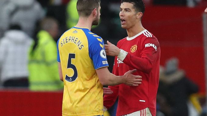 Jack Stephens ze Southamptonu a Cristiano Ronaldo z Manchesteru United v zápase Premier League