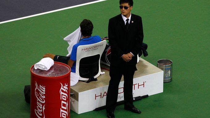 FOTO Federera hlídá ochranka. Hrozili mu popravou