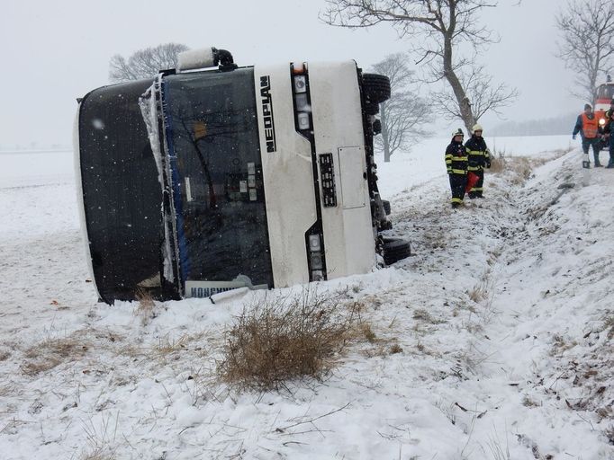 Nehoda autobusu na Náchodsku.