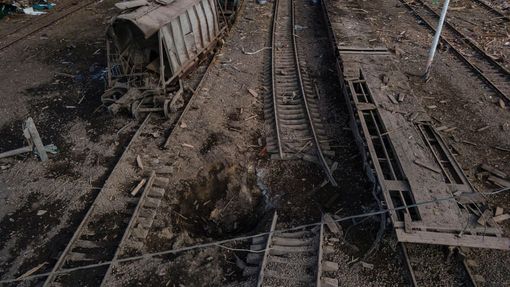 Fotografie ukazují, co po sobě zanechalo ruské ostřelování města Ochtyrka.