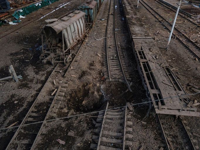 Fotografie ukazují, co po sobě zanechalo ruské ostřelování města Ochtyrka.