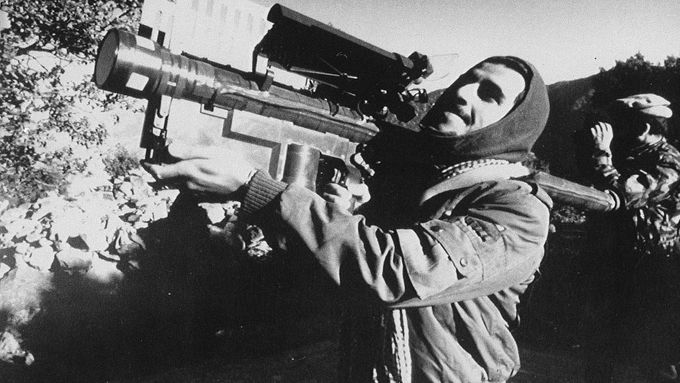 Sovětská intervence v Afghánistánu. Vojáci Islámského sdružení afghánských mudžáhidů během bojů se sovětskou armádou používali americké řízené střely Stinger.