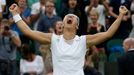 Kirsten Flipkensová se raduje v zápase proti Petře Kvitové na Wimbledonu 2013