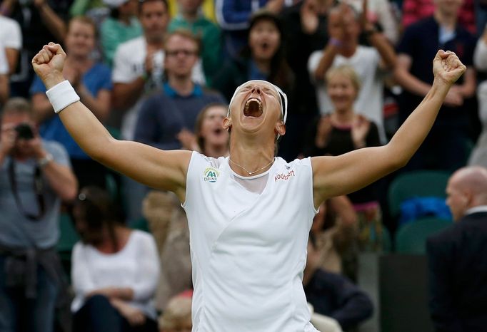 Kirsten Flipkensová se raduje v zápase proti Petře Kvitové na Wimbledonu 2013