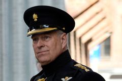 Král Karel III. se rozhodl zbavit svého bratra Andrewa zbývajících poct i sídla