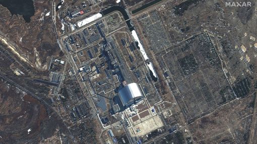 Satelitní snímek zachycuje jadernou elektrárnu Černobyl, kterou obsadily ruské jednotky.