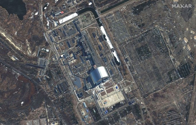 Satelitní snímek zachycuje jadernou elektrárnu Černobyl, kterou obsadily ruské jednotky.