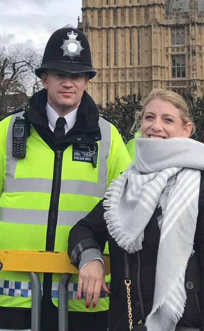 Poslední fotografie policisty Keitha Palmera, který zemřel při útoku v Londýně. Vyfotila se s ním Staci Martinová.