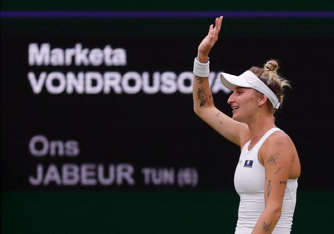 Markéta Vondroušová po vítězství ve fináale Wimbledonu 2023