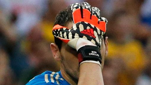 Spain's Iker Casillas reacts after Chile's second goal during their 2014 World Cup Group B soccer match at the Maracana stadium in Rio de Janeiro June 18, 2014. REUTERS/J
