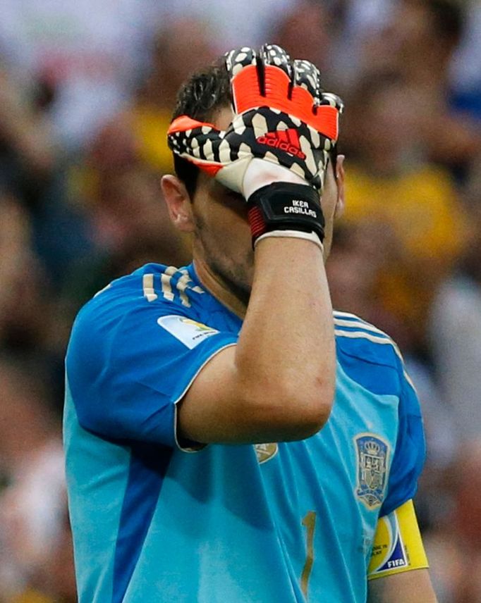 Spain's Iker Casillas reacts after Chile's second goal during their 2014 World Cup Group B soccer match at the Maracana stadium in Rio de Janeiro June 18, 2014. REUTERS/J