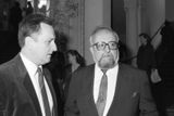 V květnu 1989 s tajemníkem Pražského jara Zdeňkem Vokurkou (vlevo) po uvedení své opery Černá maska v tehdejším Smetanově divadle.
