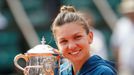 Simona Halepová se raduje po zisku prvního grandslamového titulu v kariéře. V Paříži na French Open 2018 porazila ve finále Sloane Stephensovou.