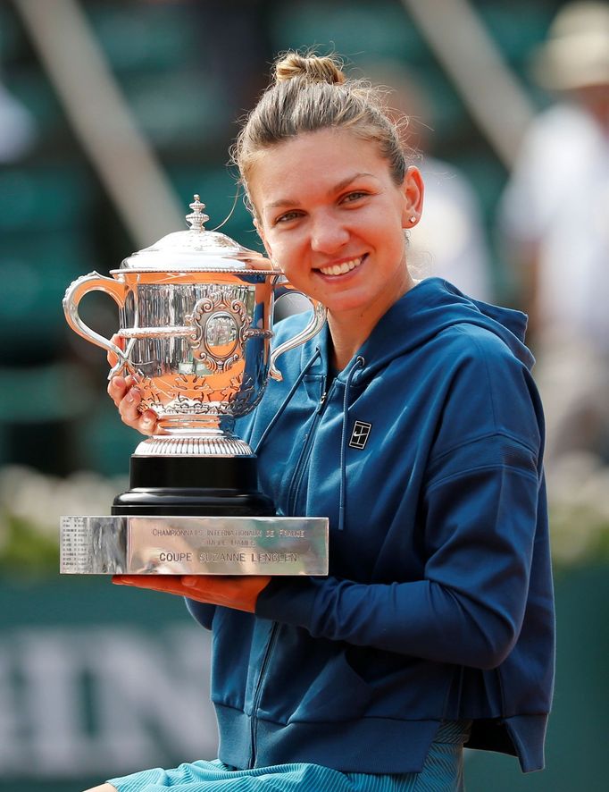 Simona Halepová se raduje po zisku prvního grandslamového titulu v kariéře. V Paříži na French Open 2018 porazila ve finále Sloane Stephensovou.