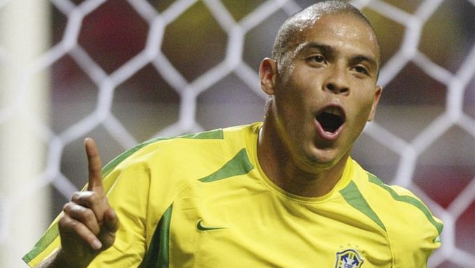 Podívejte se na průřez kariérou brazilského útočníka Ronalda, jenž dnes slaví čtyřicáté narozeniny.