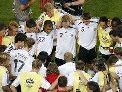 Fotbalisté Německa se radí v přestávce před prodloužením zápasu s Itálií.