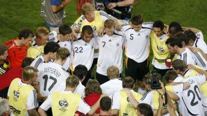 Fotbalisté Německa se radí v přestávce před prodloužením zápasu s Itálií.
