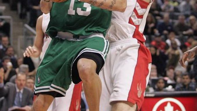 Delonte West z Bostonu se snaží přejít přes torontského Jorge Garbajosu.