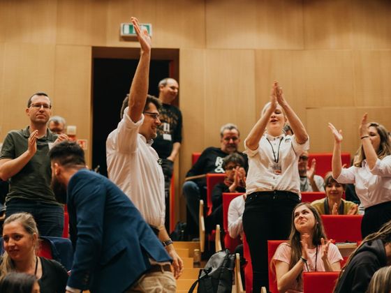 Vítězné gesto Michala Berga na sjezdu Strany zelených