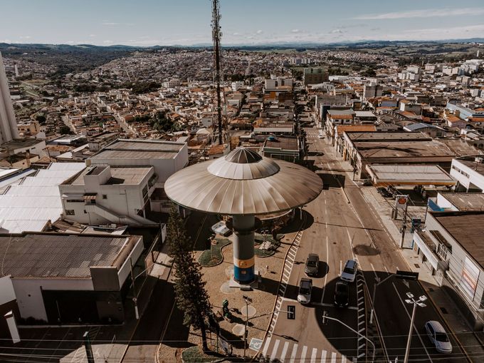 Vodní nádrž ve tvaru UFO ve Varginha, Brazílie. Stavba je symbolem údajného incidentu s UFO, ke kterému zde došlo v lednu 1996.