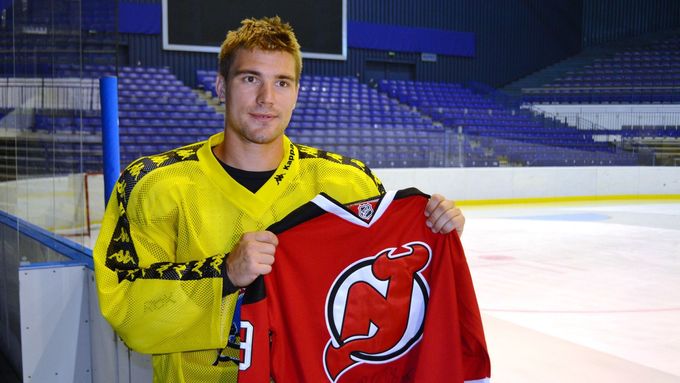Loni hrál Rostislav Olesz chvíli za New Jersey, pak za Bern. I letos se obejvil ve Vítkovicích a dokonce nastoupil do extraligy, zůstat v Ostravě však nechce. Láká ho NHL, nebo Švýcarsko.