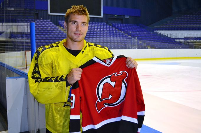 Rostislav Olesz s dresem New Jersey Devils