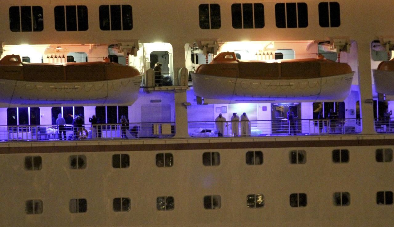 Video: Poškozená loď Carnival Triumph, která zapáchala výkaly tisíců cestujících, konečně dorazila do přístavu v Alabamě.