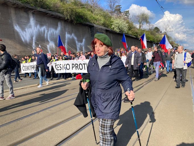 Demonstranti byli kolem páté hodiny odpoledne na dohled Úřadu vlády.