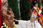 Papež František se dotýká sochy Panny Marie, svatořečení právě začíná.