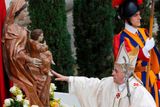 Papež František se dotýká sochy Panny Marie, svatořečení právě začíná.