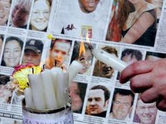 Svíce na londýnské ulici k uctění památky 52 obětí ze 7.července 2005.