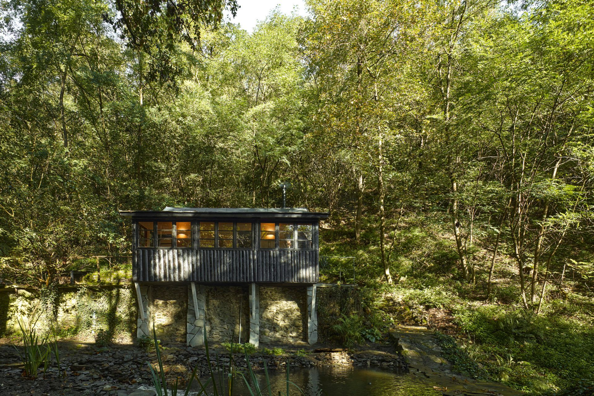 chata na vodopádu, bydlení, chata, chalupa, příroda, ubytování