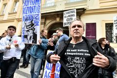 Před sídlem ČSSD demonstrovalo 250 lidí proti "nájezdům ilegálních vetřelců a bandě amatérů"