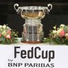 Trofej pro vítěze Fed Cupu během losu ve finále Fed Cupu 2012.