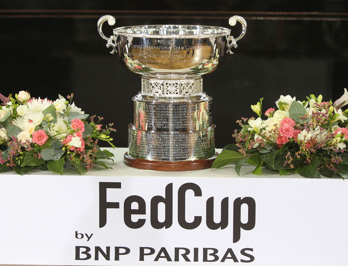 Trofej pro vítěze Fed Cupu během losu ve finále Fed Cupu 2012.