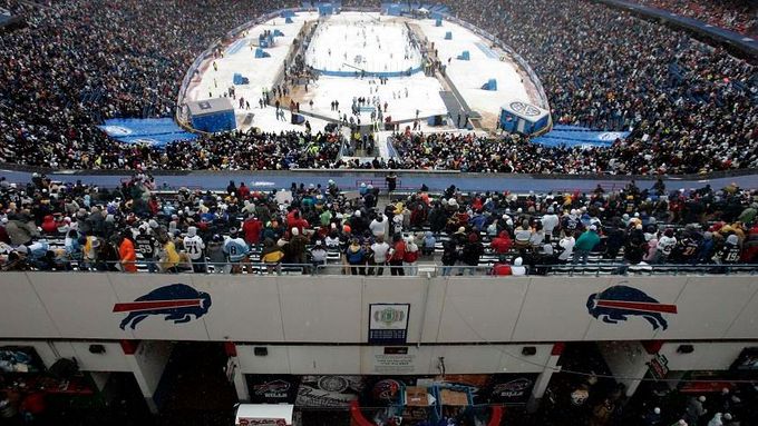 Hokej pod širým nebem přinesl divácký rekord NHL i sněhovou vánici
