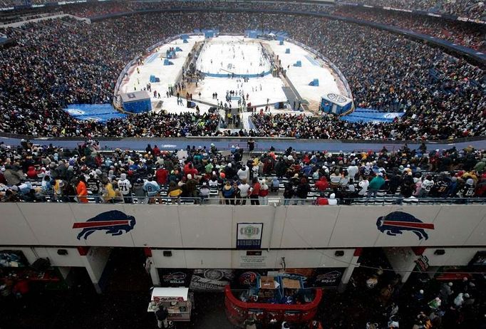 Orchard park se z hokejového zápasu hned tak nevzpamatuje. Stadion Býků z Buffala, jenž slouží pro americký fotbal, teď poznal i hokej. Dorazilo neuvěřitelných a hlavně rekordních 71217 diváků