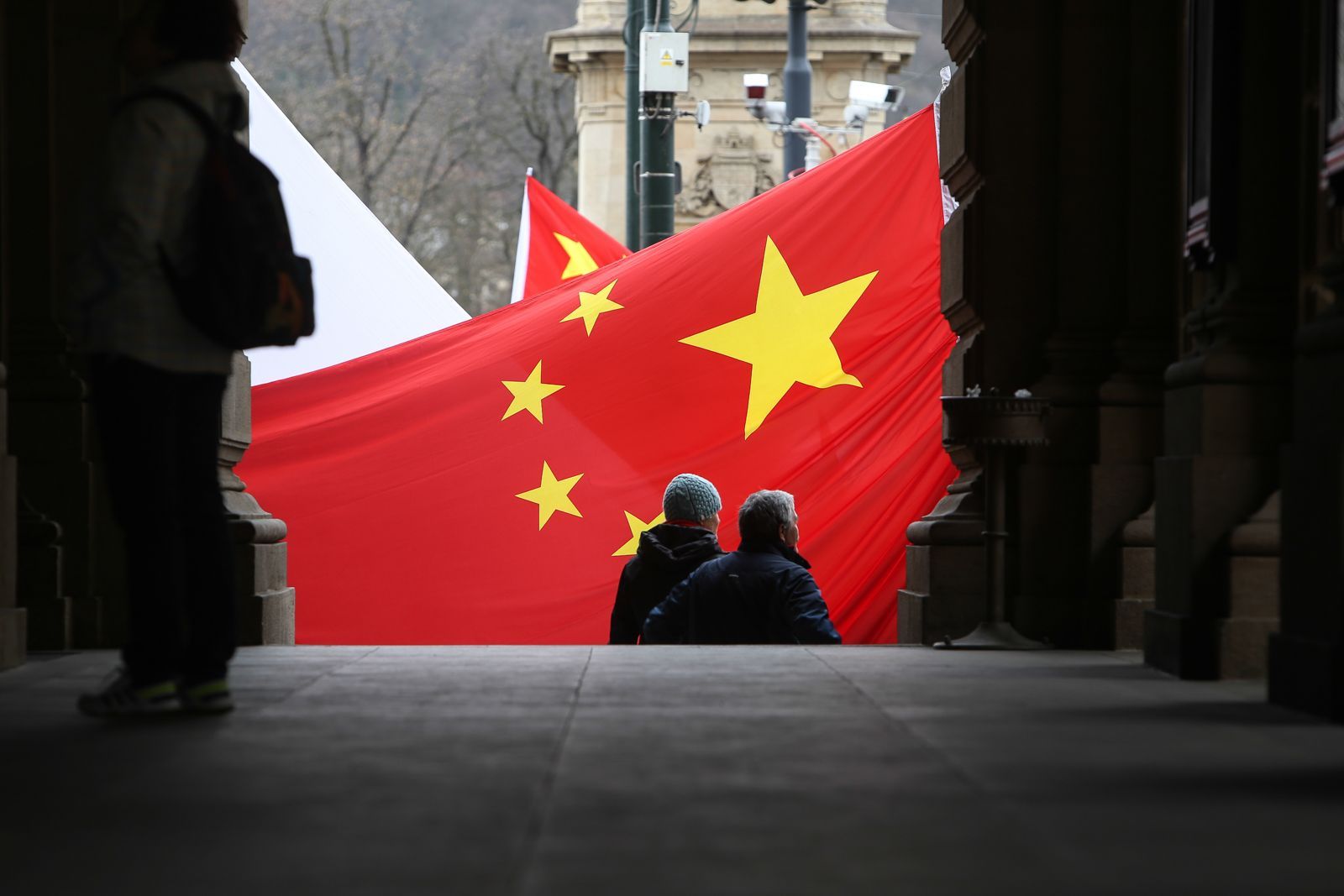 Pro a proti čínští demonstranti u Národního divadla