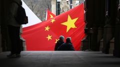 Pro a proti čínští demonstranti u Národního divadla