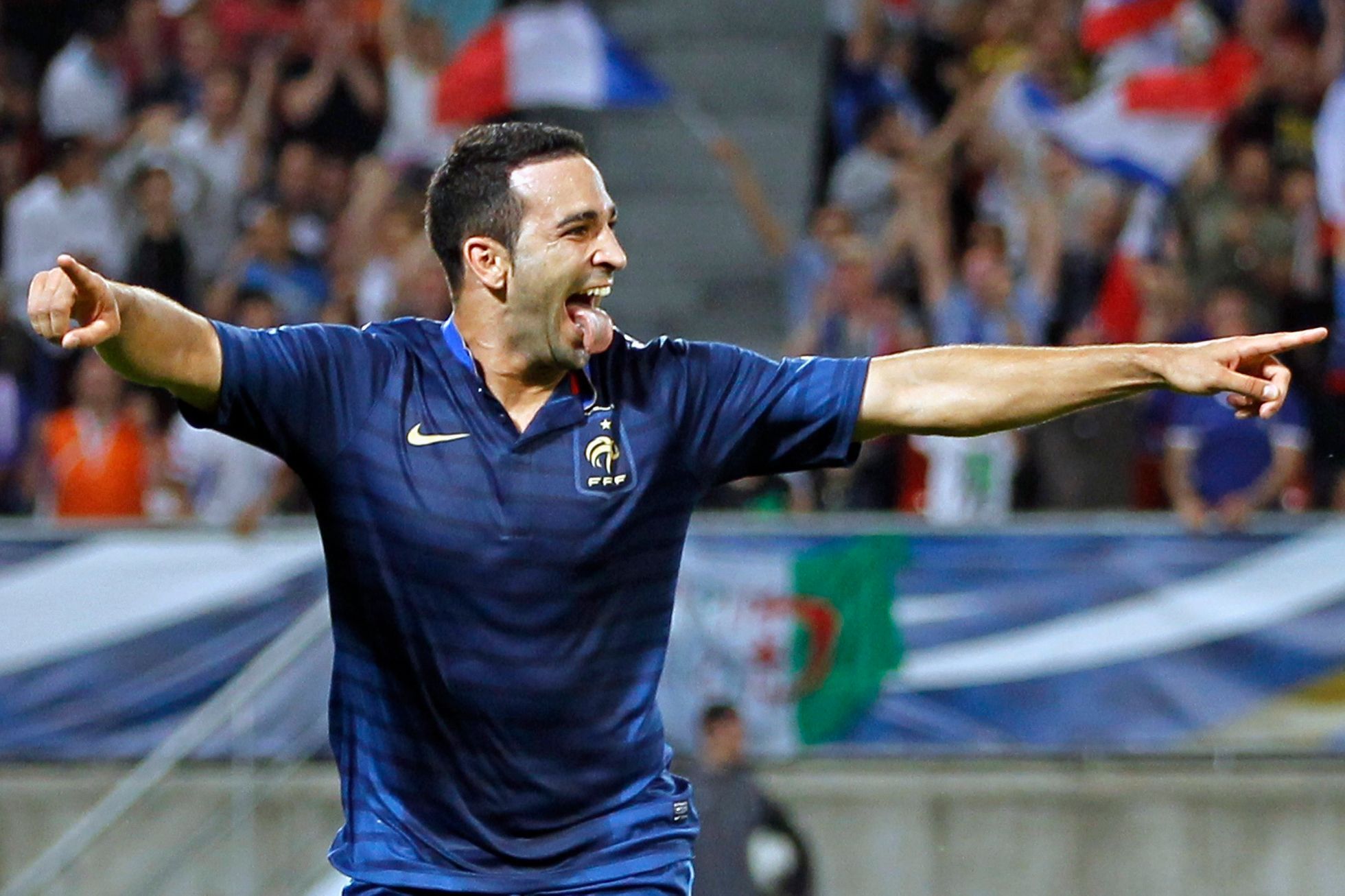 Adil Rami se raduje z gólu v zápase Francie - Island