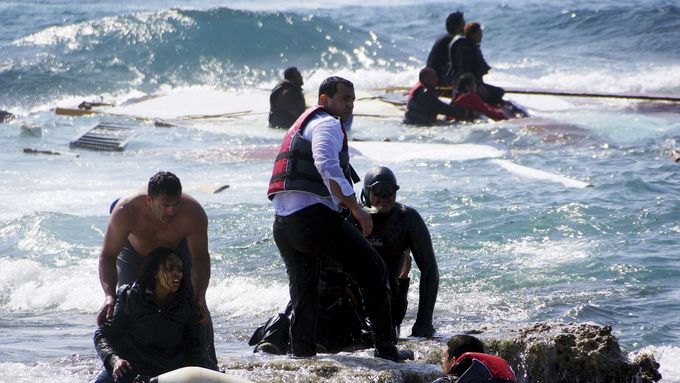 Příslušníci řecké pobřežní stráže zachraňují migranty, jejichž loď se potopila u ostrova Rhodos.