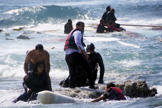 Příslušníci řecké pobřežní stráže zachraňují migranty, jejichž loď se potopila u ostrova Rhodos.