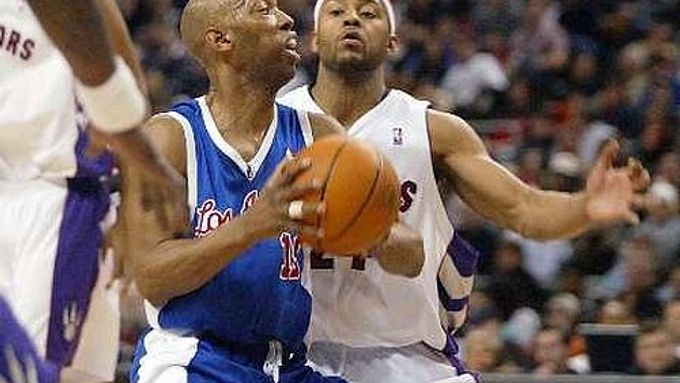 Sam Cassell z Toronta (v modrém) hlídaný hráčem LA Clippers Morrisem Peterson.
