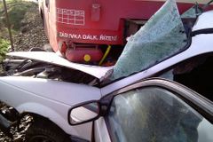 Ve Vizovicích se srazil osobní vlak s autem, nehoda se obešla bez zranění