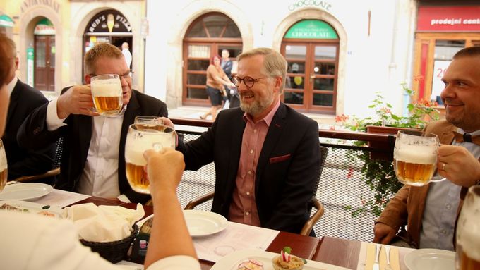 Premiér Petr Fiala vyrazil podpořit kandidáty ODS  i celé koalice Spolu. V Plzni si takto připíjel s ministrem kultury Martinem Baxou (vpravo) a kandidátem na primátora Davidem Šloufem (vlevo).