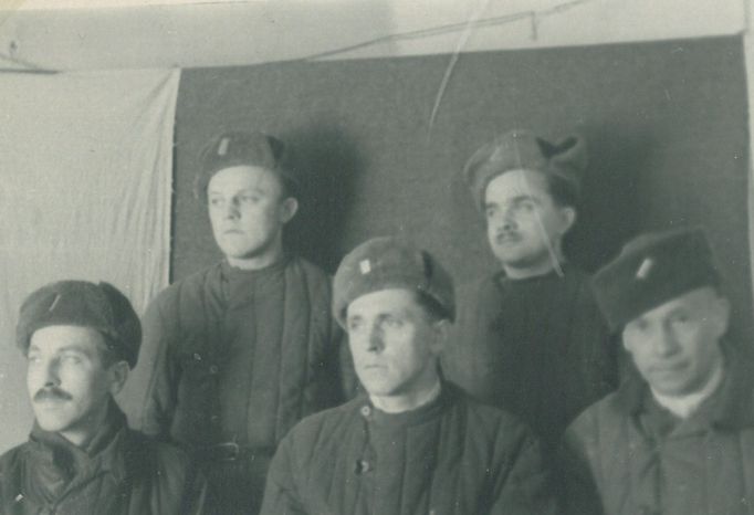 Miroslav Šmoldas (uprostřed) během pobytu v sovětském zajetí.