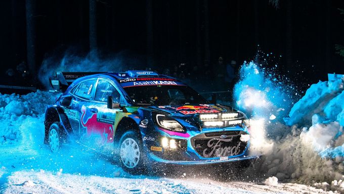 Broušení sněhových závějí, švédský oheň i létající auta. Rallye se vrátila na sníh