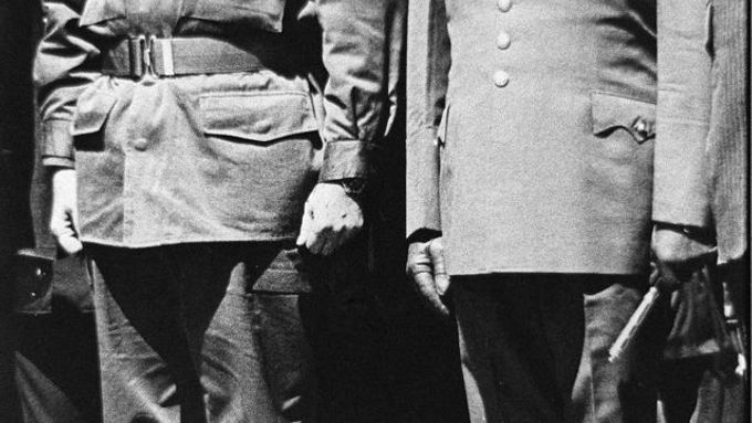 Setkání dvou latinskoamerických diktátorů, kteří stáli ideologicky na opačných pólech: Fidela Castra a Augusta Pinocheta.