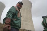 "Strach nemám. Fukušima, to byla souhra nešťastných náhod," dělí se o svůj názor František z nedalekých Tulešic, který v betonárce hned pod chladícími věžemi Dukovan pracuje od doby, kdy byly postaveny, tedy přes 25 let. Podle měřítek Světového sdružení provozovatelů jaderných elektráren (WANO) patří Dukovany mezi pětinu nejbezpečnějších na světě. Platí to hlavně o provozu, který má tři nezávislé okruhy jištění.
